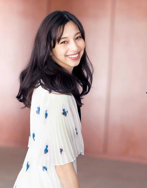 装酷女明星网红图片,揭秘网红装酷女明星的时尚秘籍