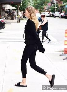 明星网红穿啥拖鞋,潮流拖鞋的时尚演绎