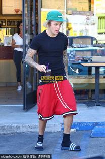 明星网红穿啥拖鞋,潮流拖鞋的时尚演绎