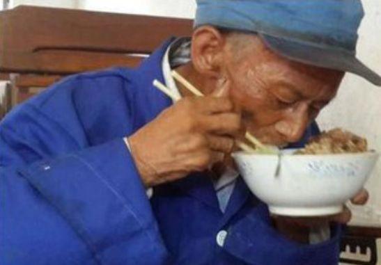 近期热门吃瓜大爷事件是真的吗,真相揭秘，网络热议背后的真相