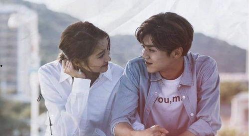 两男的一起吃娱乐圈的瓜,两男共品娱乐风云录