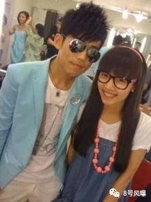 两男的一起吃娱乐圈的瓜,两男共品娱乐风云录