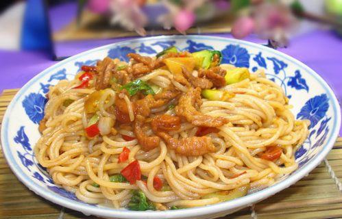 明星网红吃南昌炒粉,美食魅力引全民热议