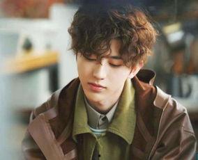 蔡徐坤吃黑瓜的视频,趣味横生瞬间引网友热议