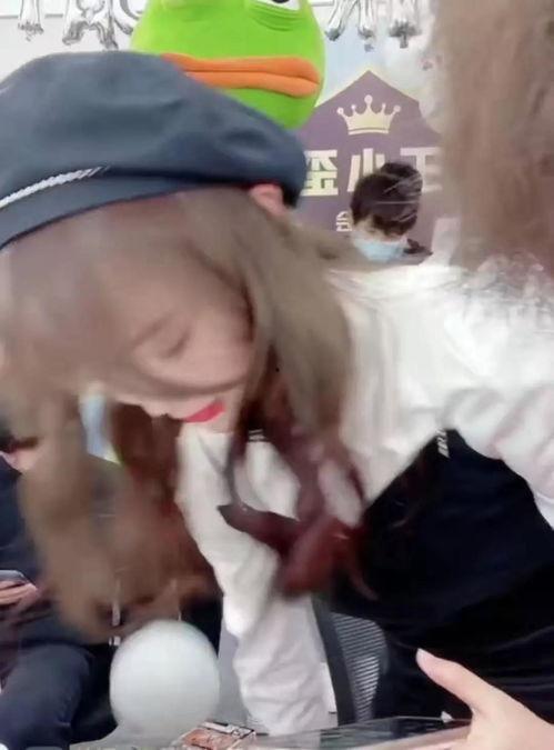 最近热门吃瓜事件直播回放,直播回放带你回顾全程精彩瞬间