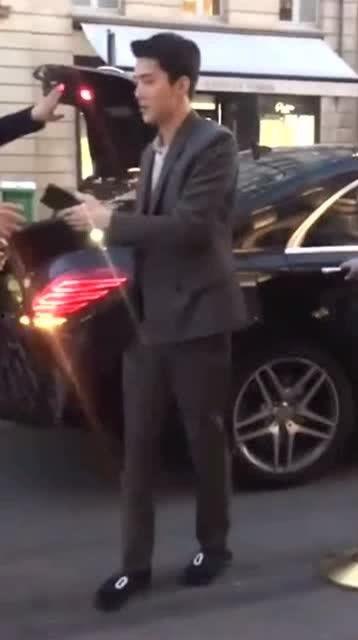 明星网红开车拖鞋男,明星网红挑战极限？