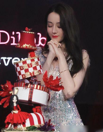 明星网红辣妹生日拍照,镜头下的青春风采瞬间